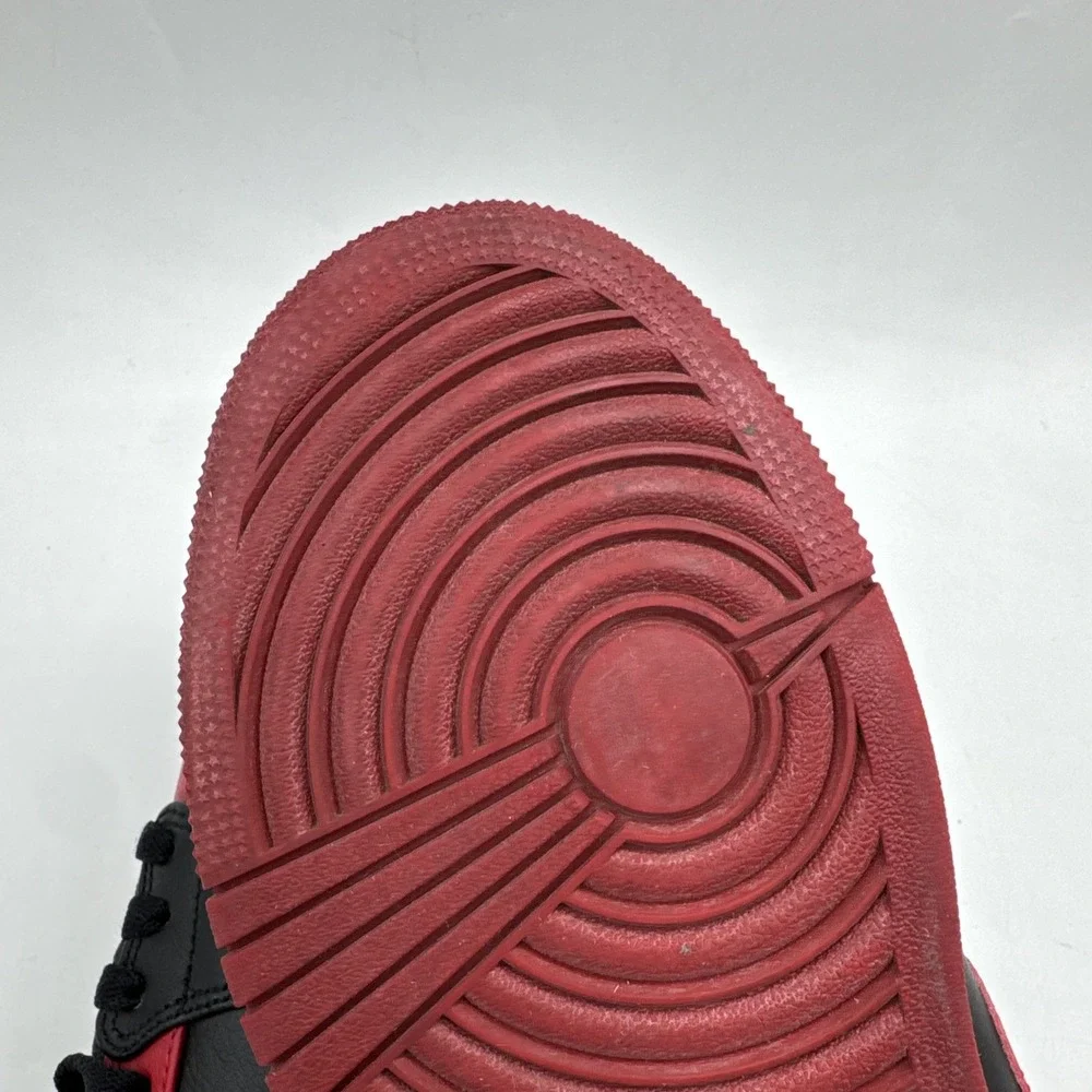 Jordan 1 Mid Mens 7.5 Banned Bred Black Red‎ Bulls Retro 554724-074 Sneakers